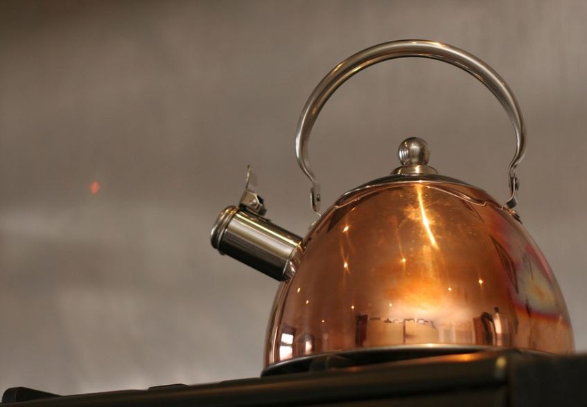 Soñar con una tetera : 12 escenarios y significados