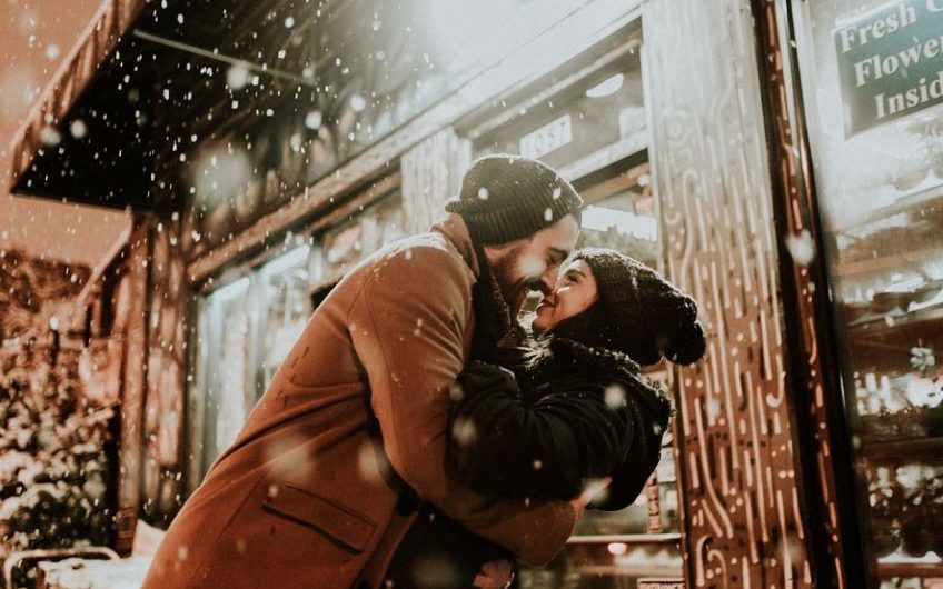 Soñar con besar  : 16 escenarios y significados