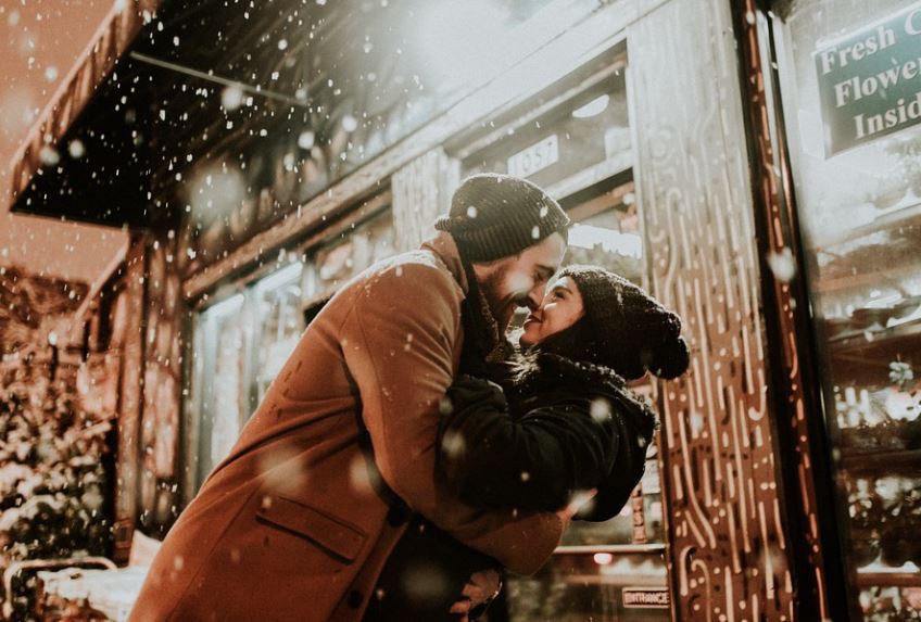 Soñar con besar : 16 escenarios y significados