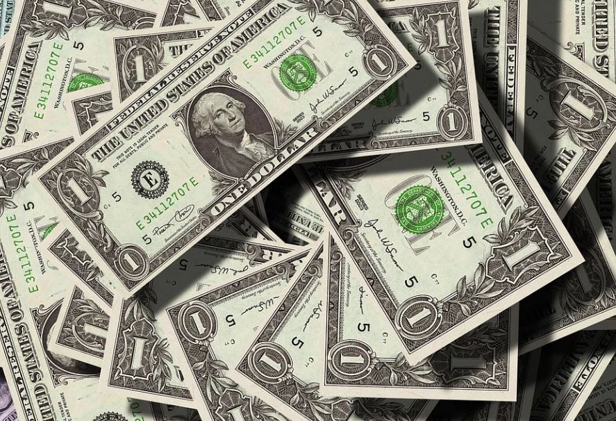 Soñar con dinero falso : 10 escenarios y significados