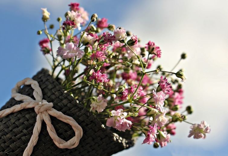 Soñar con recibir un ramo de flores : 14 escenarios y significados