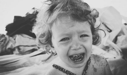 Soñar con un bebé llorando : 8 escenarios y significados