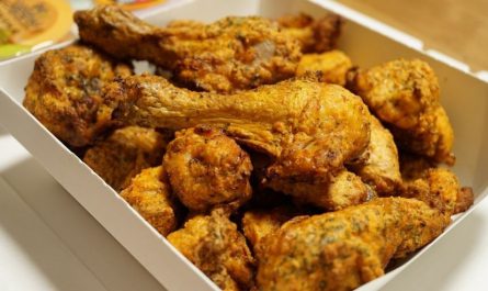 Soñar con comer pollo : 9 escenarios y significados