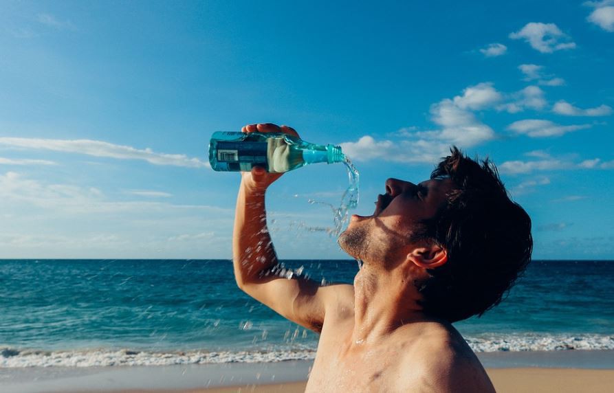Soñar con beber agua : 12 escenarios y significados