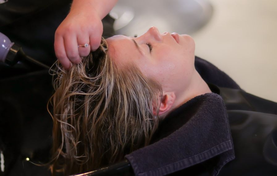 Soñar con champú : 10 escenarios y significados