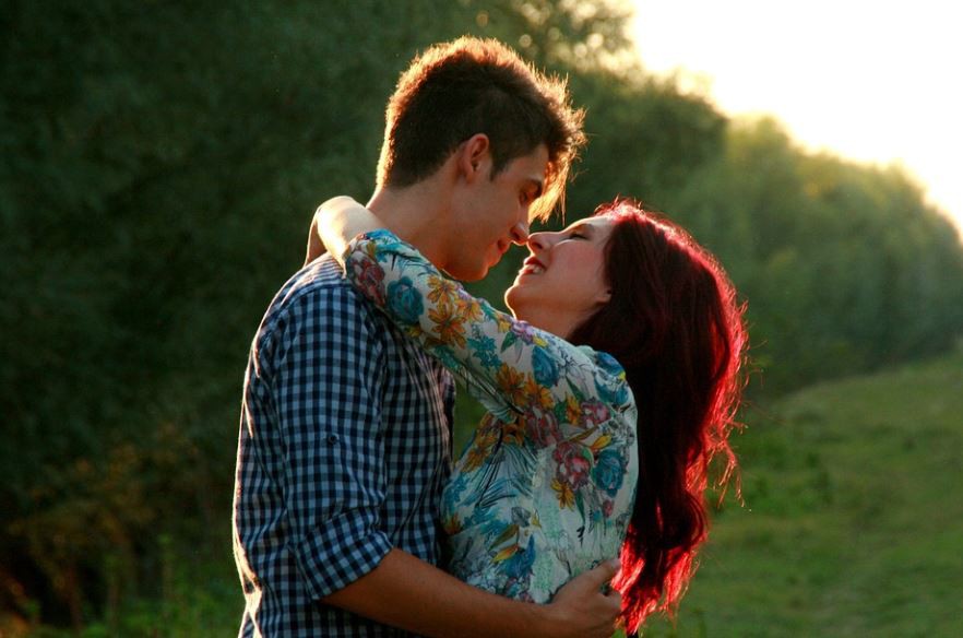 Soñar con besar a un desconocido : 16 significado y simbolismo