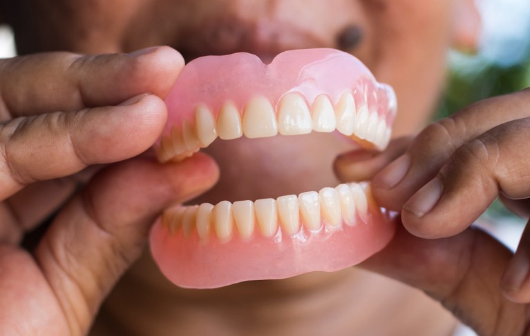 Soñar con dentadura postiza : 16 significado y simbolismo