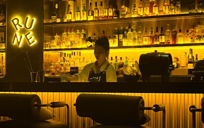 Soñar con un bar : 22 significado y simbolismo