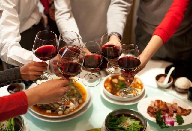 Soñar con beber alcohol : 48 significado y simbolismo