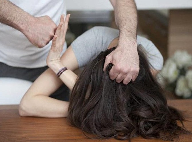 Soñar con golpear a tu esposa: 20 significados y simbolismos