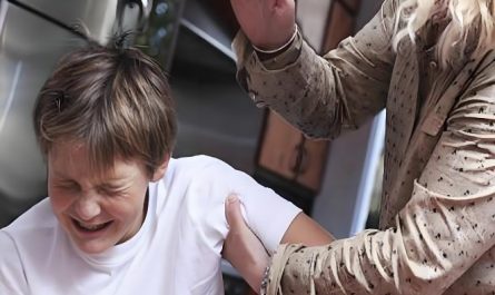 Soñar con golpear a familiares: 8 significados y simbolismos