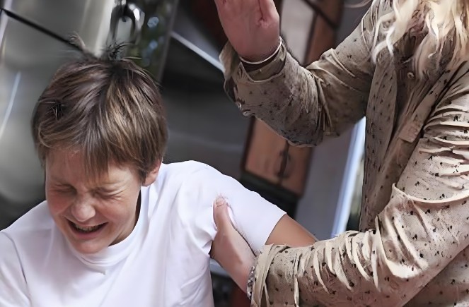 Soñar con golpear a familiares: 8 significados y simbolismos