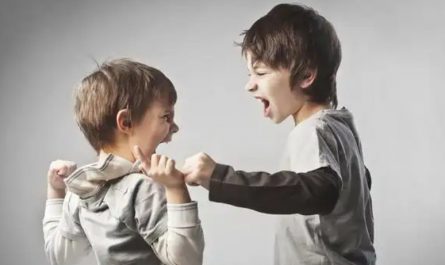 Soñar con golpear a tu hermano: 8 significados y simbolismos