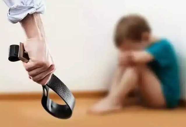 Soñar con darle una nalgada a un bebé: 7 significados y simbolismos