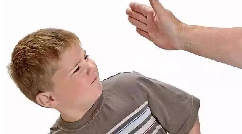 Soñar con recibir una bofetada: 10 significados y simbolismos