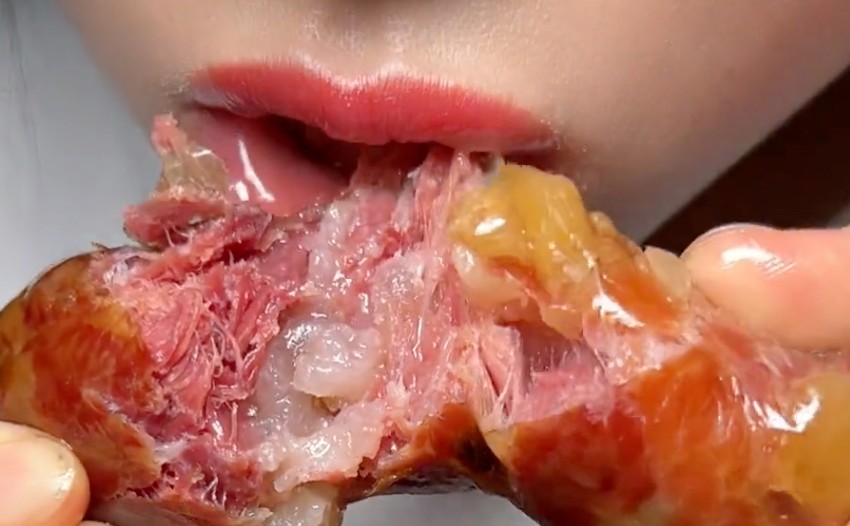 Soñar con comer salchichas: 9 significados y simbolismos