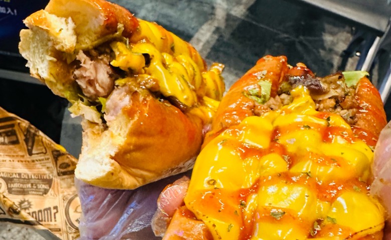 Soñar con comer perritos calientes: 8 significados y simbolismos