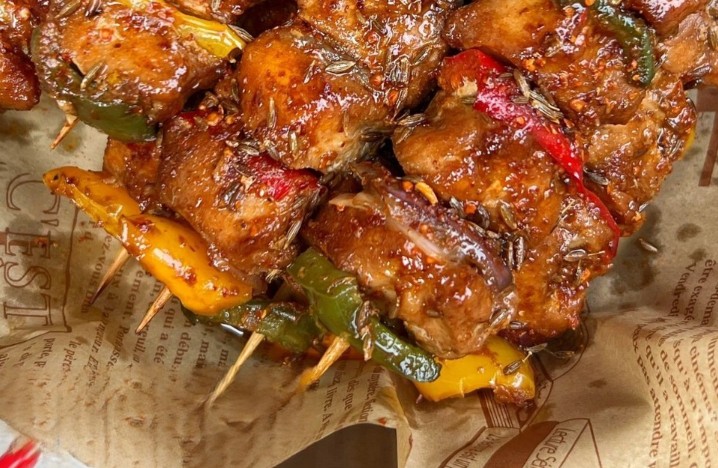 Soñar con comer brochetas de pollo: 11 significados y simbolismos