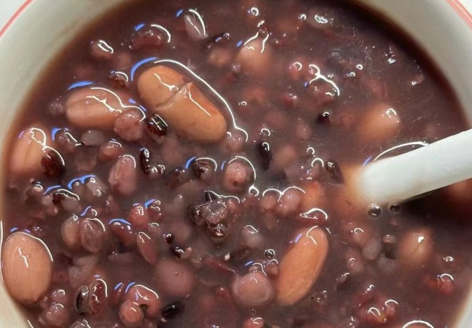 Soñar con gachas de frijoles rojos : 7 significados y simbolismos