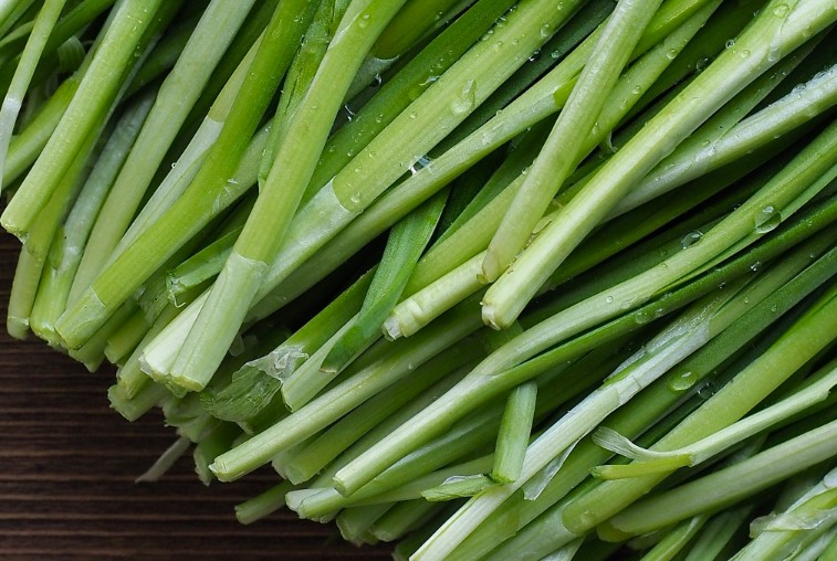 Soñar con cebollino: 14 significados y simbolismos