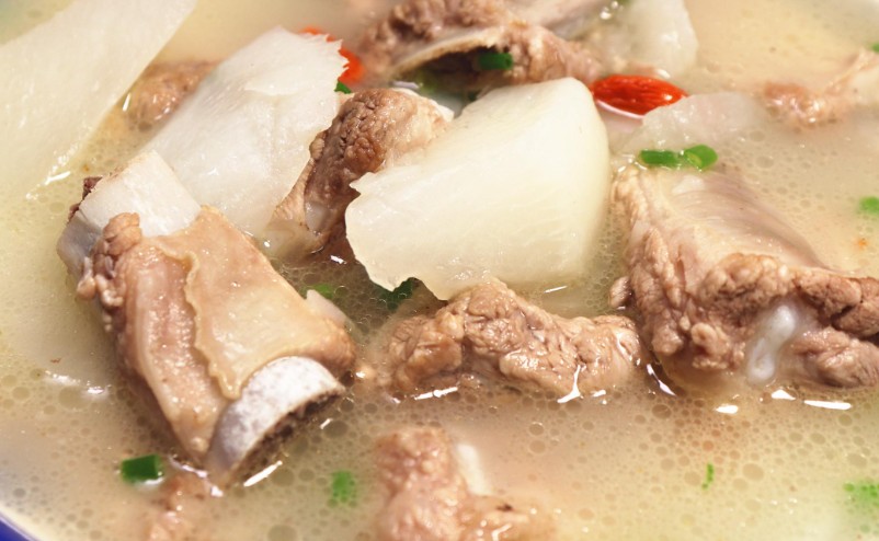 14 Significados de Soñar con Sopa de Costillas de Cerdo