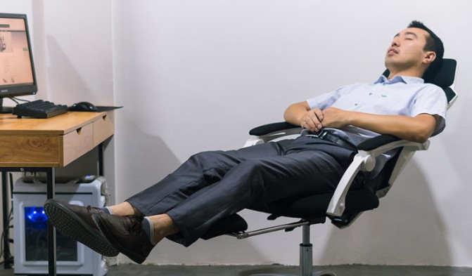 10 Significados de Soñar con Sentarse en una Silla