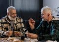 26 Significados de Soñar con Conocidos