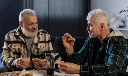 26 Significados de Soñar con Conocidos