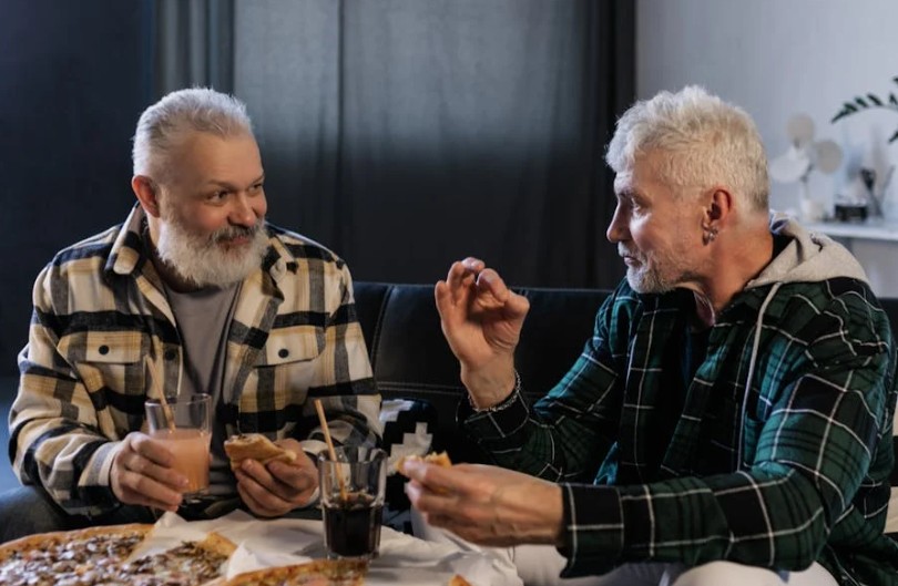 26 Significados de Soñar con Conocidos