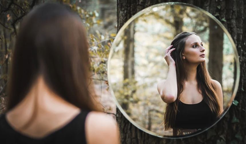 27 Significados de Soñar con Mirarse en un Espejo