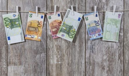 10 Significados de Soñar con Dinero Roto