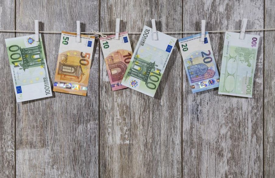 10 Significados de Soñar con Dinero Roto