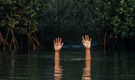 ¿Qué significa soñar con un desconocido oficiando un funeral?