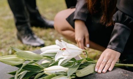 ¿Qué significa soñar que un amigo cae y muere?
