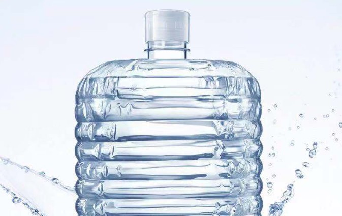 ¿Qué significa soñar con una jarra de agua o un cubo?