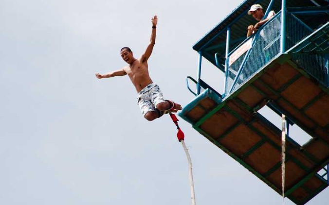 ¿Qué significa soñar con hacer *bungee jumping* (salto con cuerda elástica)?