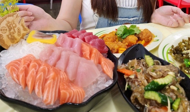 ¿Qué significa soñar con comer sashimi de salmón?