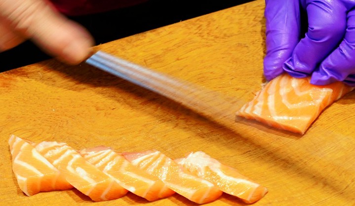 ¿Qué significa soñar con cortar sashimi?